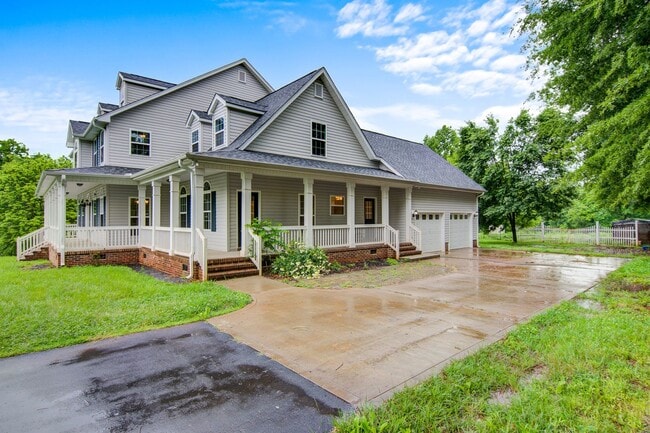 Building Photo - Charming 4 Bed, 3.5 Bath Modern Farmhouse ...