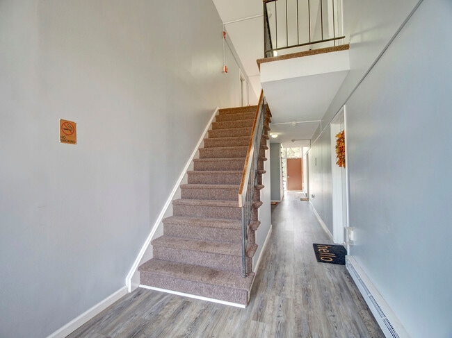 Building Photo - 807 Eves Dr