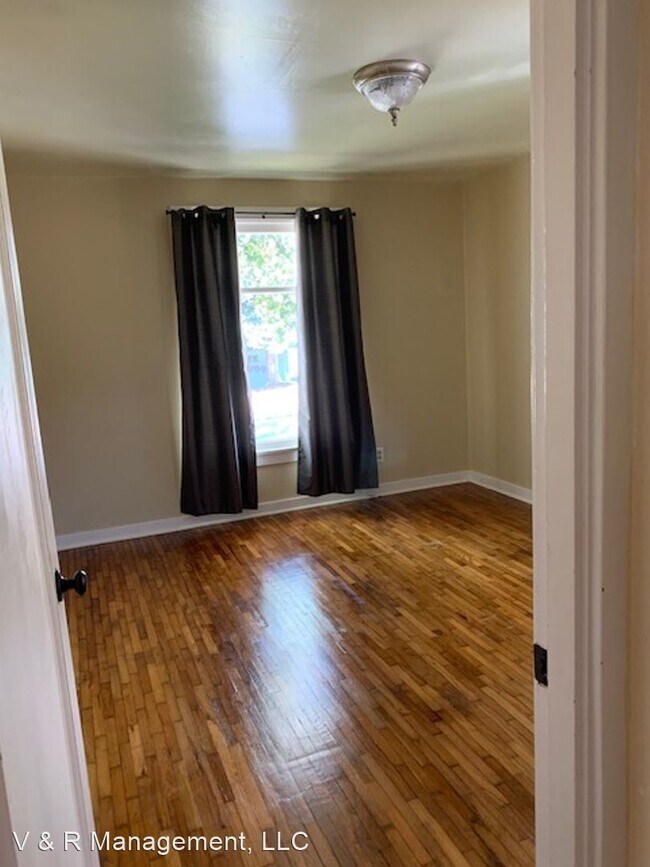 Building Photo - 3 br, 1.5 bath House - 560 14th St. NE