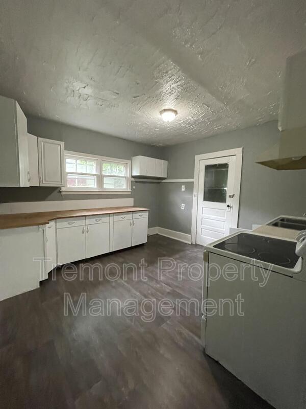 Building Photo - 2702 Woodside St