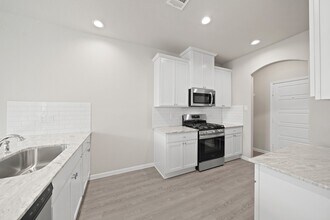 Building Photo - 831 Red Oakland Dr