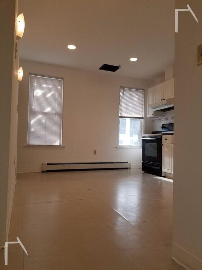 Foto del edificio - Spacious 1 Bed Coming Available