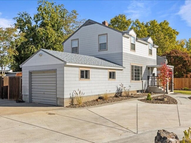 Building Photo - 910 Torbett St