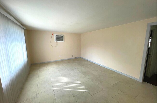 Foto del edificio - 3Beds and 1 Bath with large car port and a...