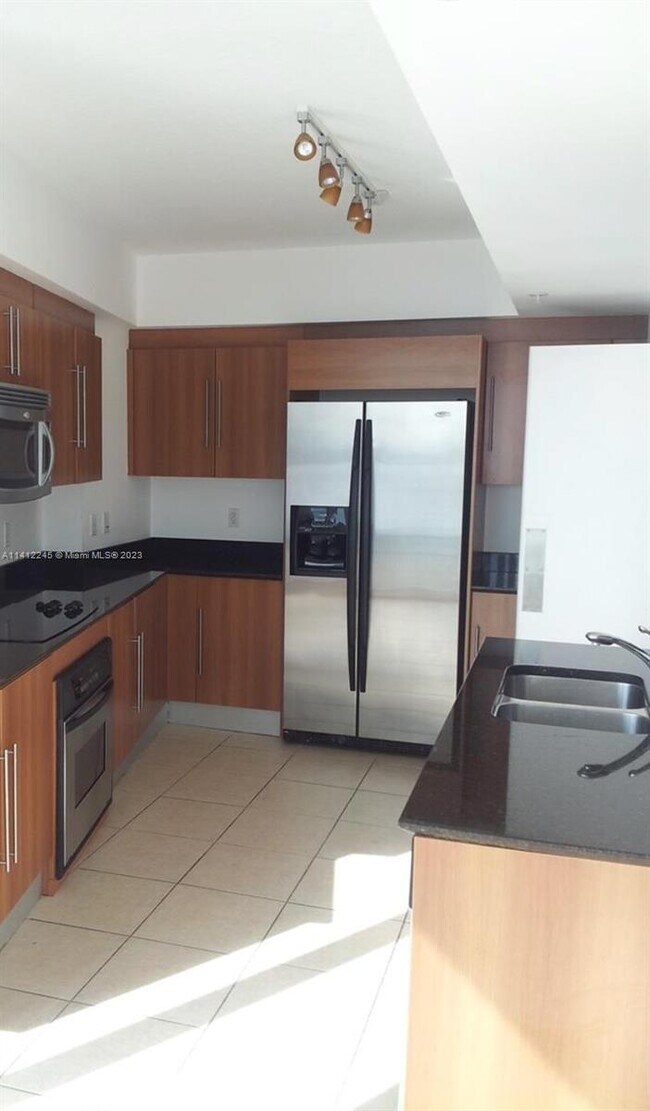 Foto del edificio - 325 S Biscayne Blvd