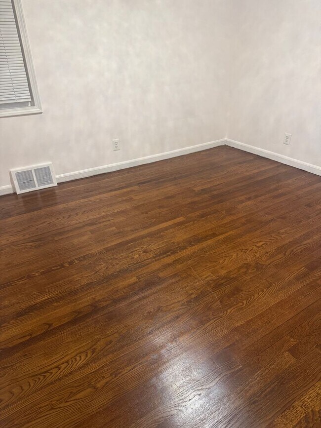 Foto del edificio - 3 bedroom, 2 bathroom bungalow with basement and 2 car garage on oversized lot