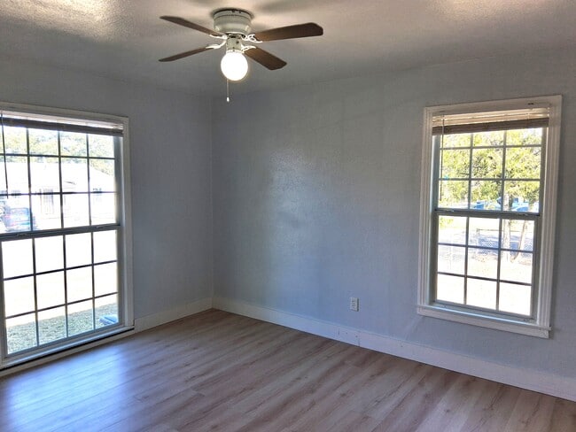 Building Photo - 902 Evetts Rd