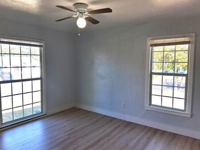 Foto del edificio - 902 Evetts Rd