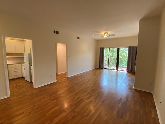 Building Photo - 409 E 38th St