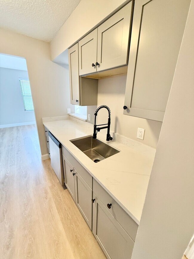 Building Photo - Fully Renovated 3-Bedroom Unit in Prime Ashmont Location w/ Parking