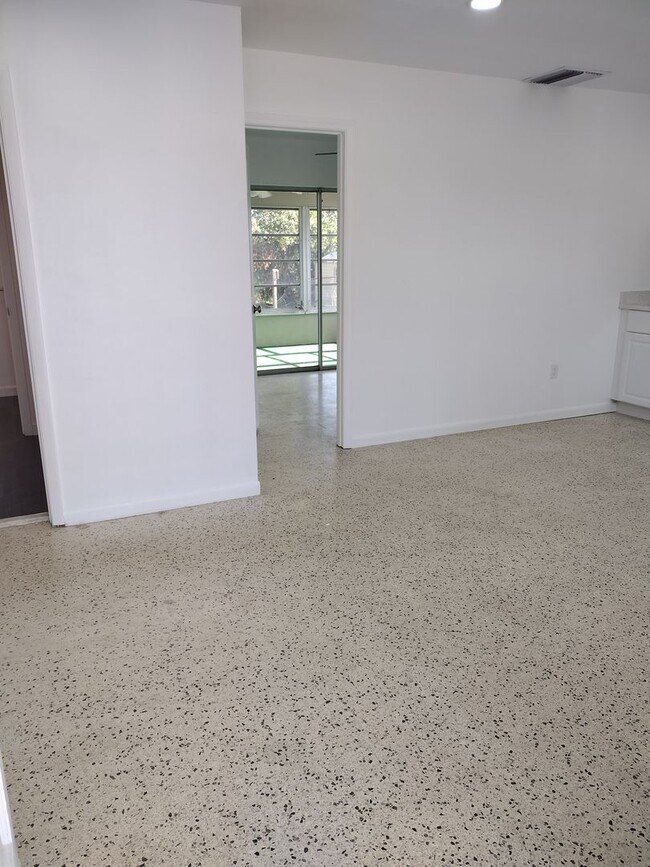 Building Photo - 3 bed 2 bath with bonus room