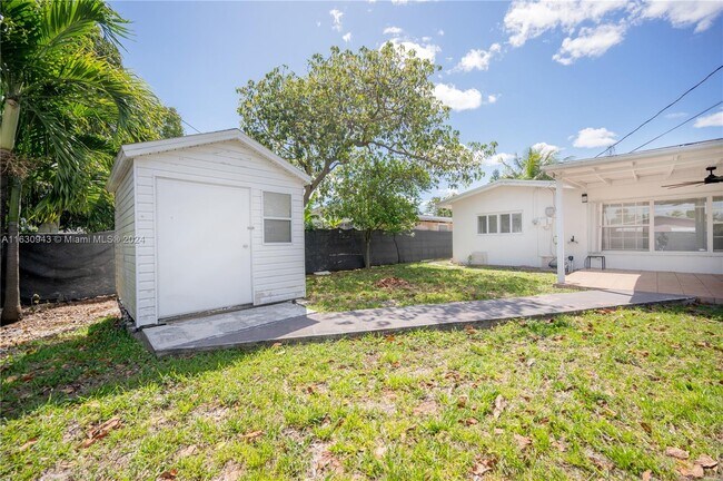 Foto del edificio - 305 NW 122nd St