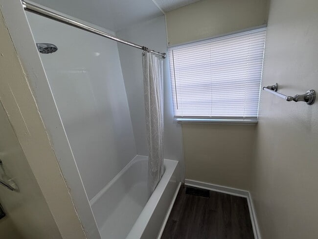 Building Photo - 3 Bedroom House - Large Storage Building a...