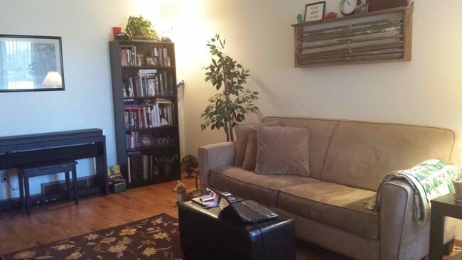 Building Photo - North central Ames 2 bedroom duplex with g...