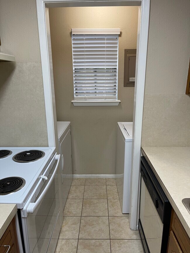 Laundry room attached to kitchen - 3230 Pearl St