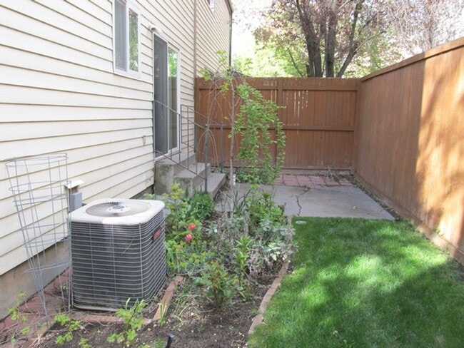 Building Photo - Great Holladay Townhome
