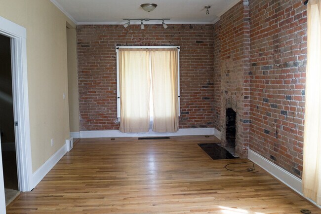 Building Photo - Evolve Real Estate: Charming Remodeled Bungalow in the Heart of Denver, Available August 14! Deta...