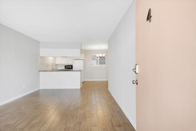 Building Photo - 1016 E 7th St