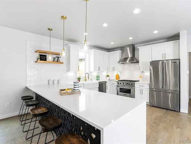 Foto del edificio - 2458 Chase St