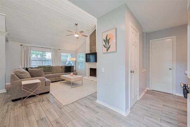 Foto del edificio - 8711 Pines Pl Dr
