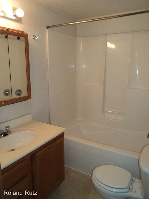 Building Photo - 23 Bloomer St E