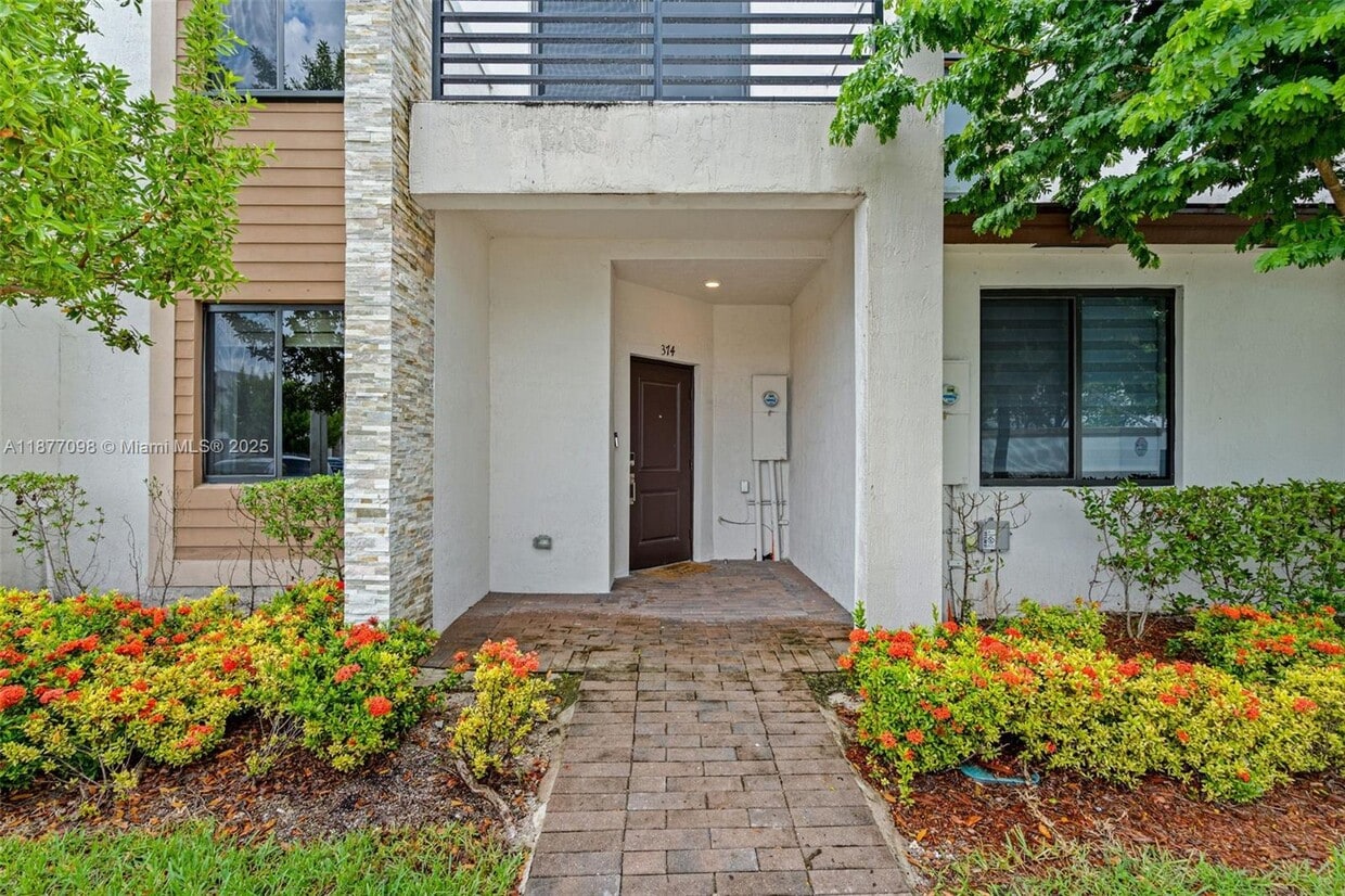 Foto principal - 374 NE 214th St