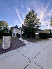 Building Photo - 8S210 Stonehedge Dr