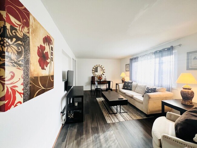 Foto del edificio - 5 Bedroom 2 full Bathroom Single Family Ho...