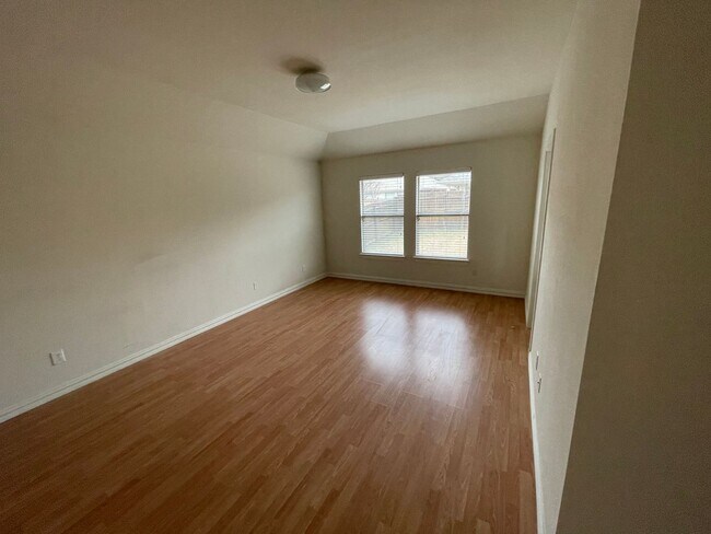 Building Photo - Spacious 3 bed/ 2 bath house