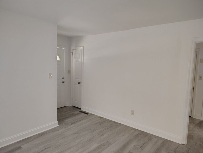 Building Photo - 804 Poplar Dr