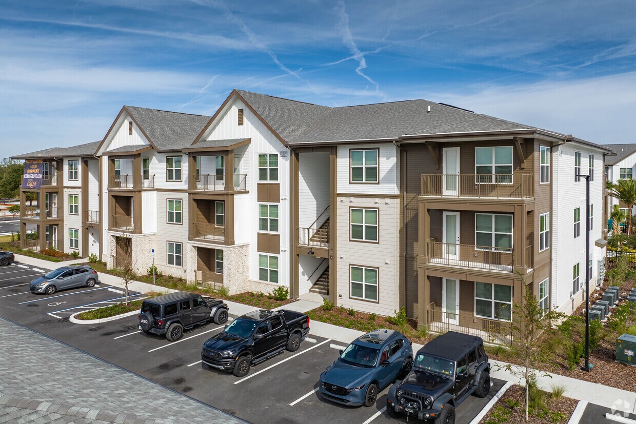 Alexan Grove Apartments in Wesley Chapel, FL