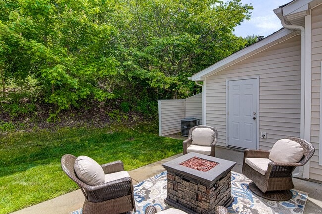 Building Photo - Beautiful 3BR/2BA Townhome in Winston-Salem