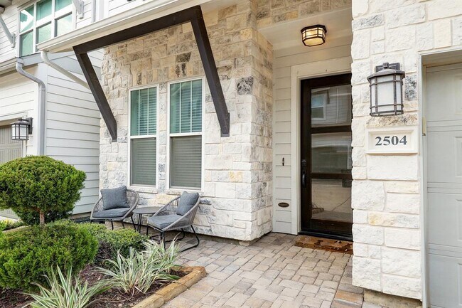 Foto del edificio - 2504 Reppart Pl