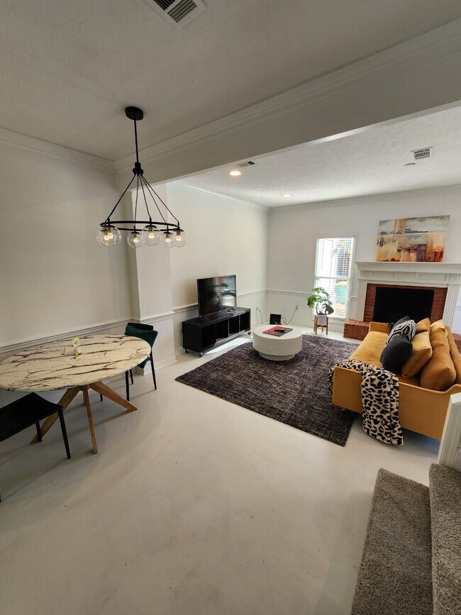 Building Photo - 945 Glastonbury Cir