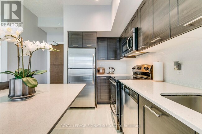 Photo du bâtiment - 2212 Lake Shore Blvd W