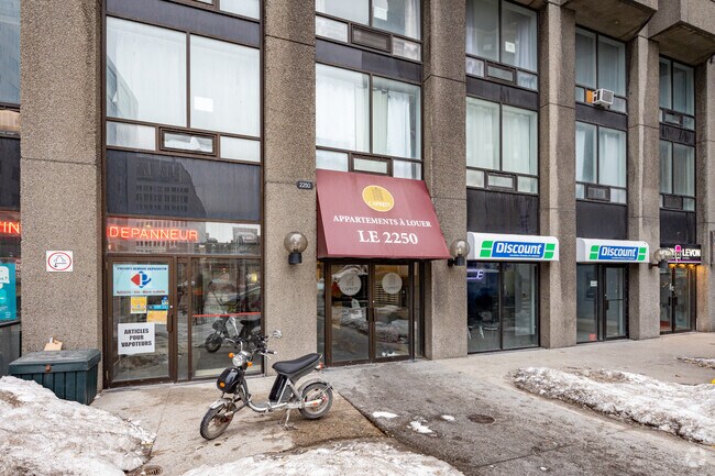 Entrée - The 2250 Guy Apartments