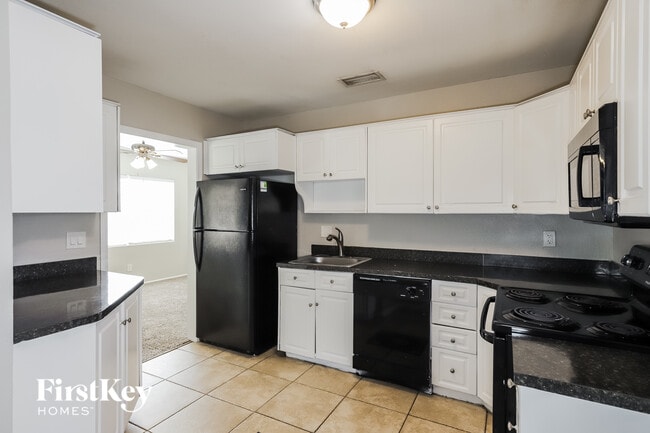 Foto del edificio - 425 Hampton Ave