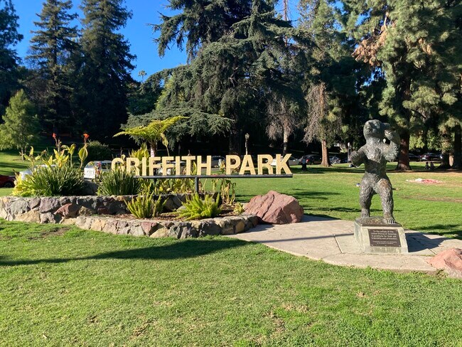 ¡¡¡A 1 cuadra del parque Griffith!!! - 5432 Franklin Ave
