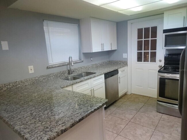 Foto del edificio - 664 Lake Dexter Cir