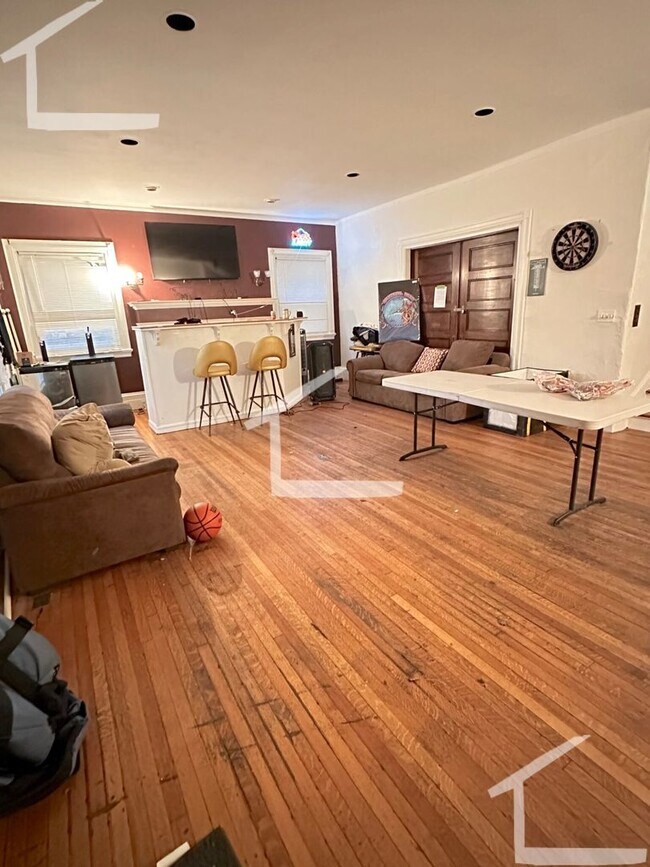 Foto del edificio - amazing 6 Bed 2.5 Bath available 3/1