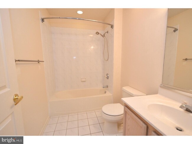 Building Photo - 12 Heron Pointe Ct