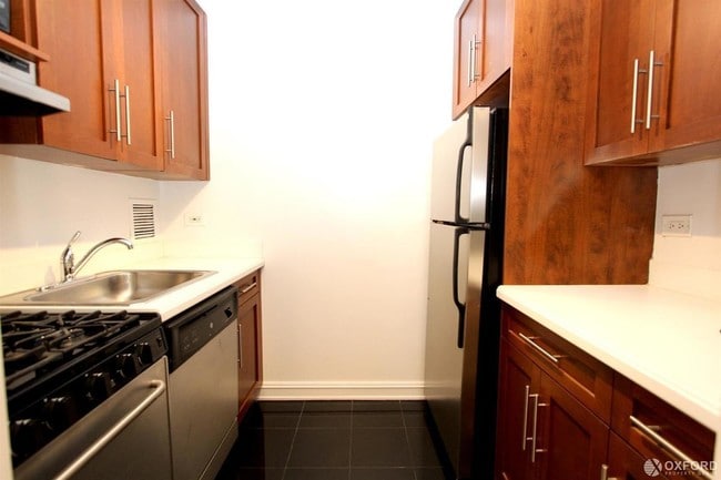 Foto del edificio - 319 W 13th St
