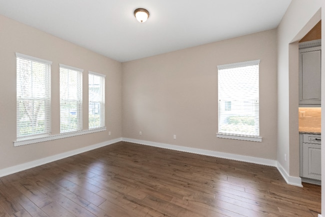 Building Photo - 305 Seahill Dr