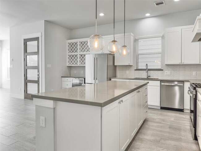 Building Photo - 1602 Westside Gardens Ln