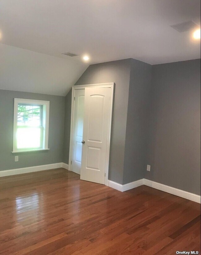 Foto del edificio - 1639 Cedar Swamp Rd