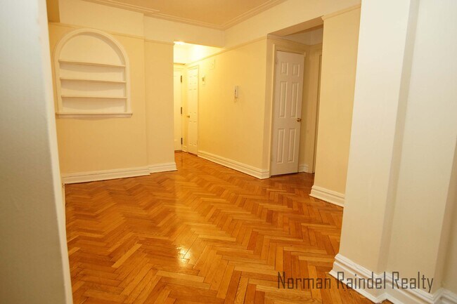 Foto del edificio - 529 E 235th St