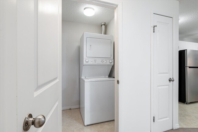 Photo du bâtiment - 16221 95 St NW