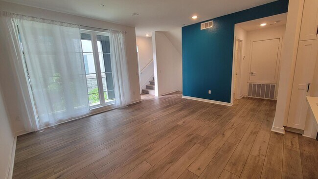 Foto del edificio - Updated and Luxurious Gorgeous 3 Bedroom T...