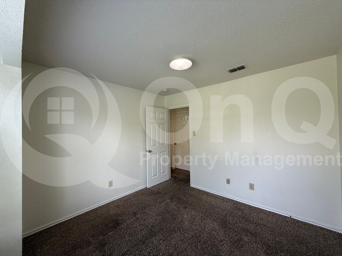 Primary Photo - 1206 Hyde Park Dr