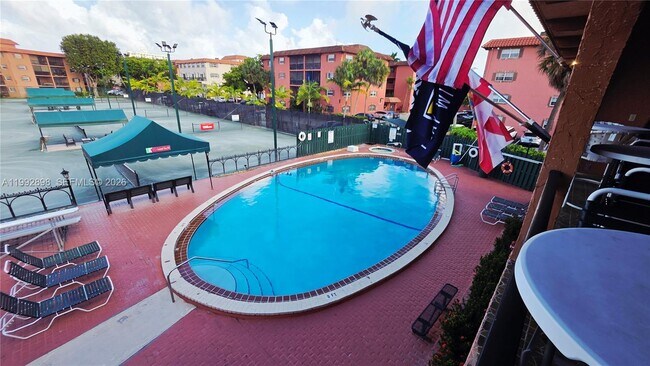 Building Photo - 650 Tennis Club Dr
